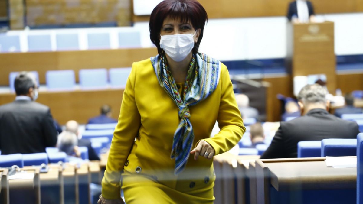 Караянчева предложи изслушване на Борисов и Фандъкова, но депутатите... 