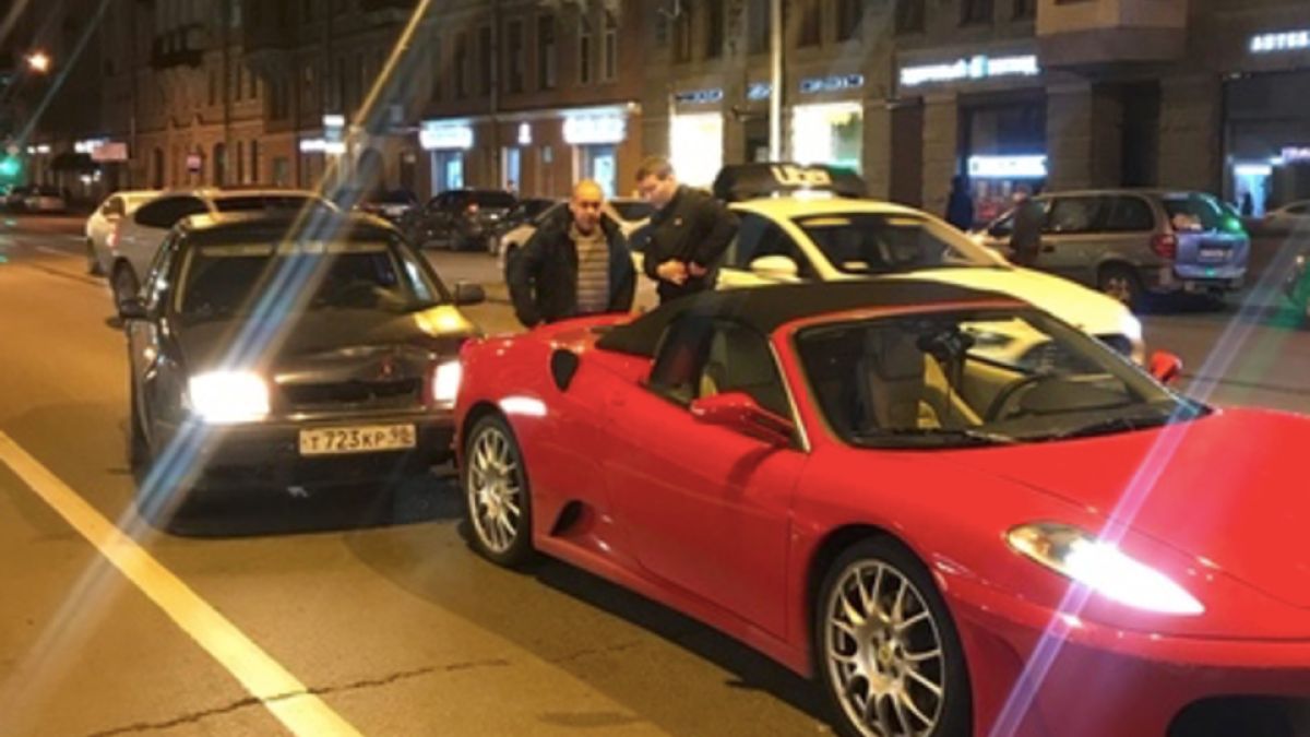 Супер Ferrari се размаза в нелепа катастрофа 