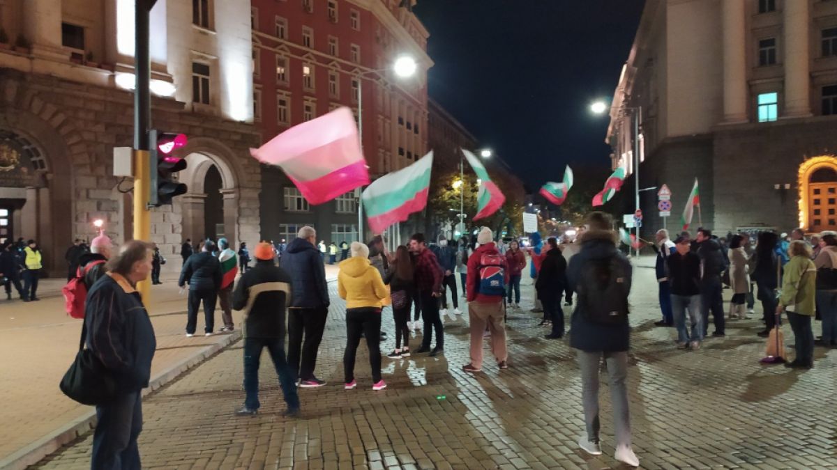 Протестиращи пак затвориха центъра на София СНИМКИ