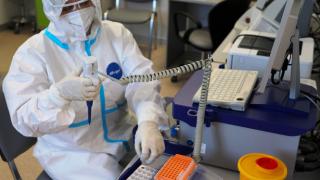 Специалисти показаха страшни СНИМКИ от поражения на К-19 върху кожата на млади хора