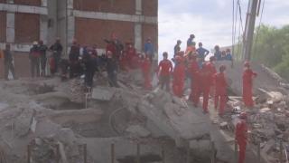 Чудо в Измир: Извадиха 2 живи деца под развалините от силния трус  ВИДЕО