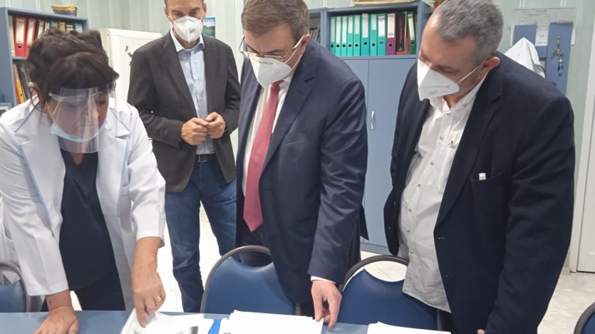 Министър Ангелов разби твърдение на Радев, свързано с коронакризата СНИМКИ