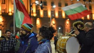 Протестиращи в София изригнаха: "Отровното трио" е на предизборна обиколка