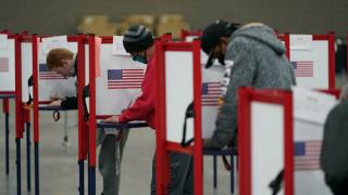 В САЩ избраха първия трансджендър сенатор СНИМКИ