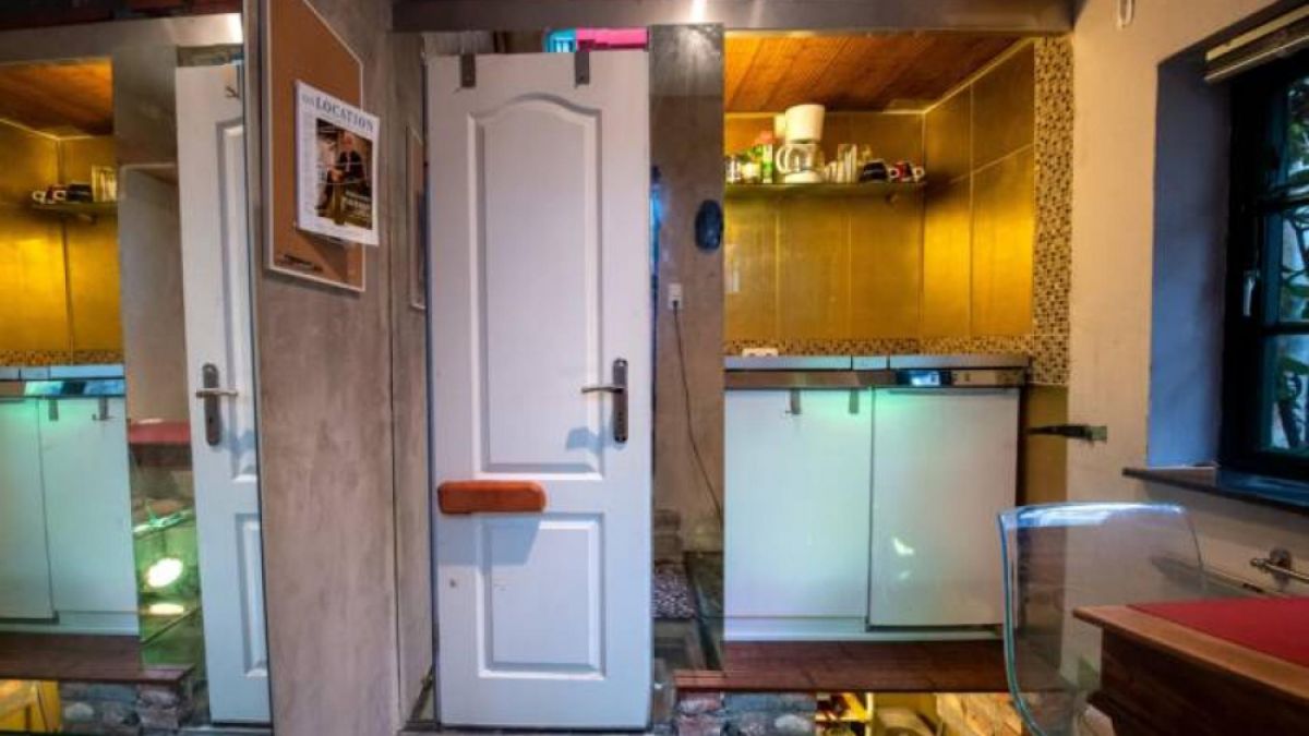 Къща от 7 кв. м. на 1 век се продава за 77 777 евро СНИМКИ