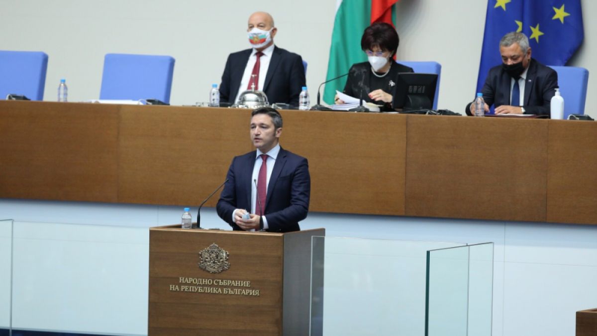 Скандал с обиди и нови искания за оставка в парламента