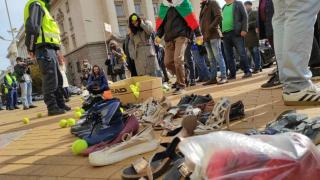 Отровните гафове на провалените протестъри – четири гафа в 30-минутна акция