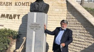 Вежди Рашидов извая бюст-портрет на Лъчезар Цоцорков