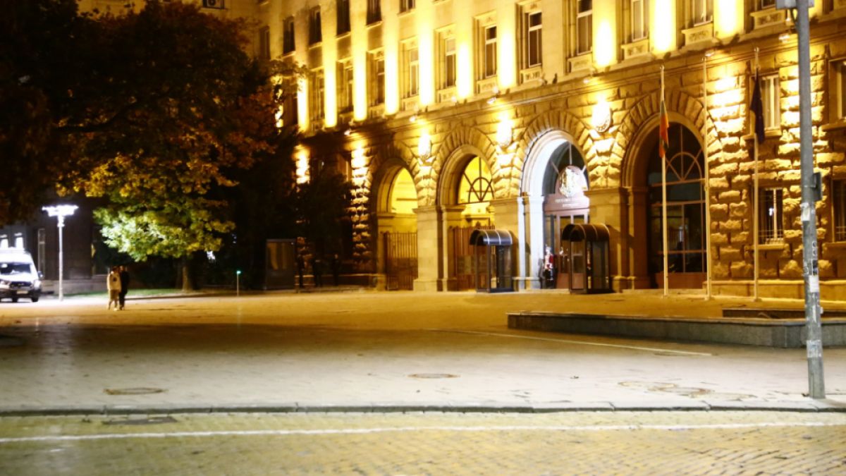 Печална гледка в триъгълника на властта СНИМКИ 