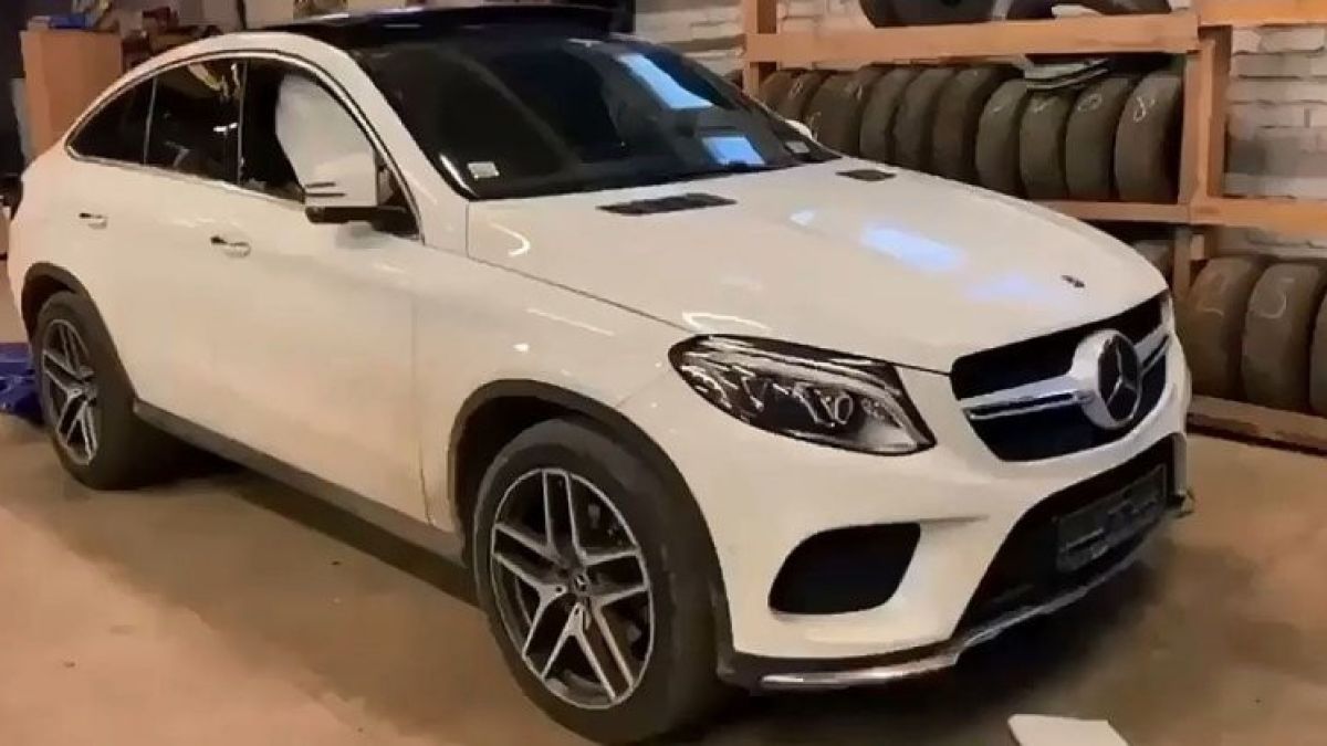 Зрелищни ВИДЕА: Последиците от експлозия на колело на камион до нов Mercedes