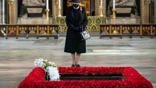 Насред К-19 пандемията Елизабет II за първи път... СНИМКИ