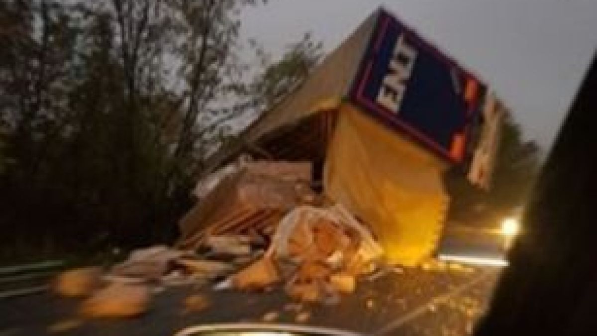 Турски ТИР направи голямо мазало на пътя Велико Търново-Русе СНИМКА 