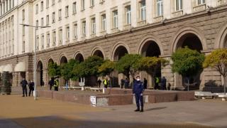 Адв. Хаджигенов потъпка К-19 забрана на протест на Мая и "Отровното трио" пред МС СНИМКИ