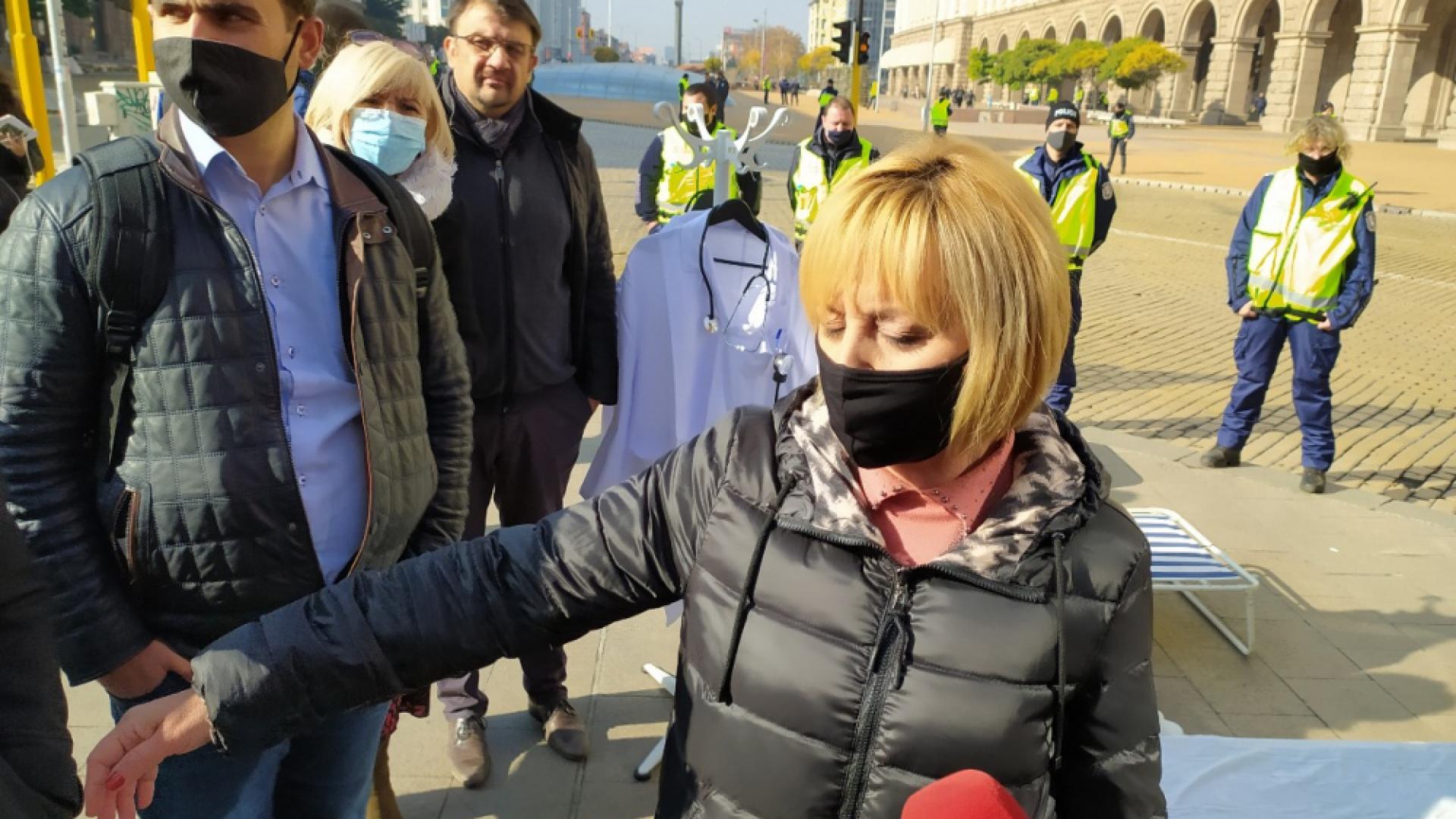  Контрапротестиращи изненадаха неприятно Мая Манолова и "Отровното трио" 