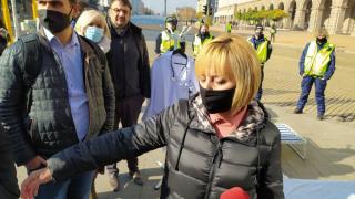  Контрапротестиращи изненадаха неприятно Мая Манолова и "Отровното трио" 