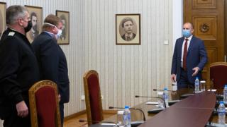 Президентът обсъди с Каракачанов мерките за опазване здравето на военнослужещите СНИМКИ