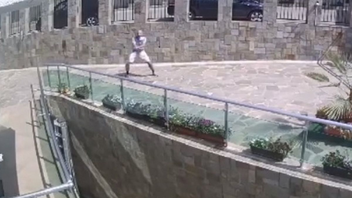 Вижте скандалния швейцарец политик от Созопол в действие ВИДЕО 