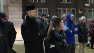 124-тия ден на протестите: Шепа хора викат оставка СНИМКИ