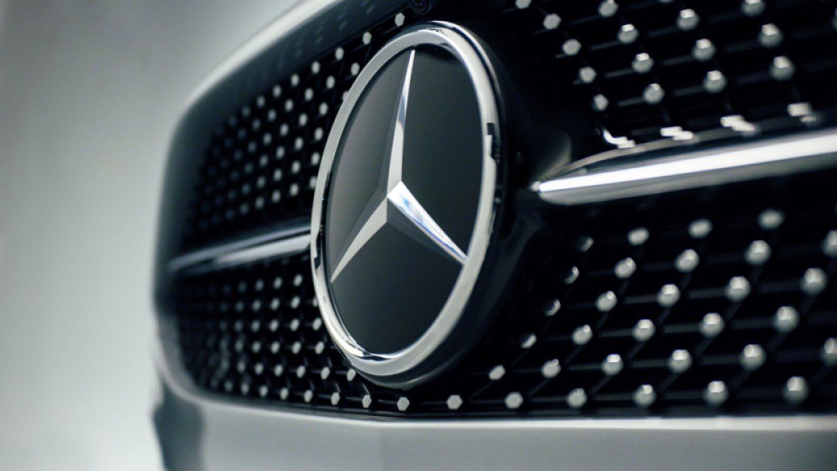Първи шпионски СНИМКИ на суперседана Mercedes-AMG C63 2022 г.