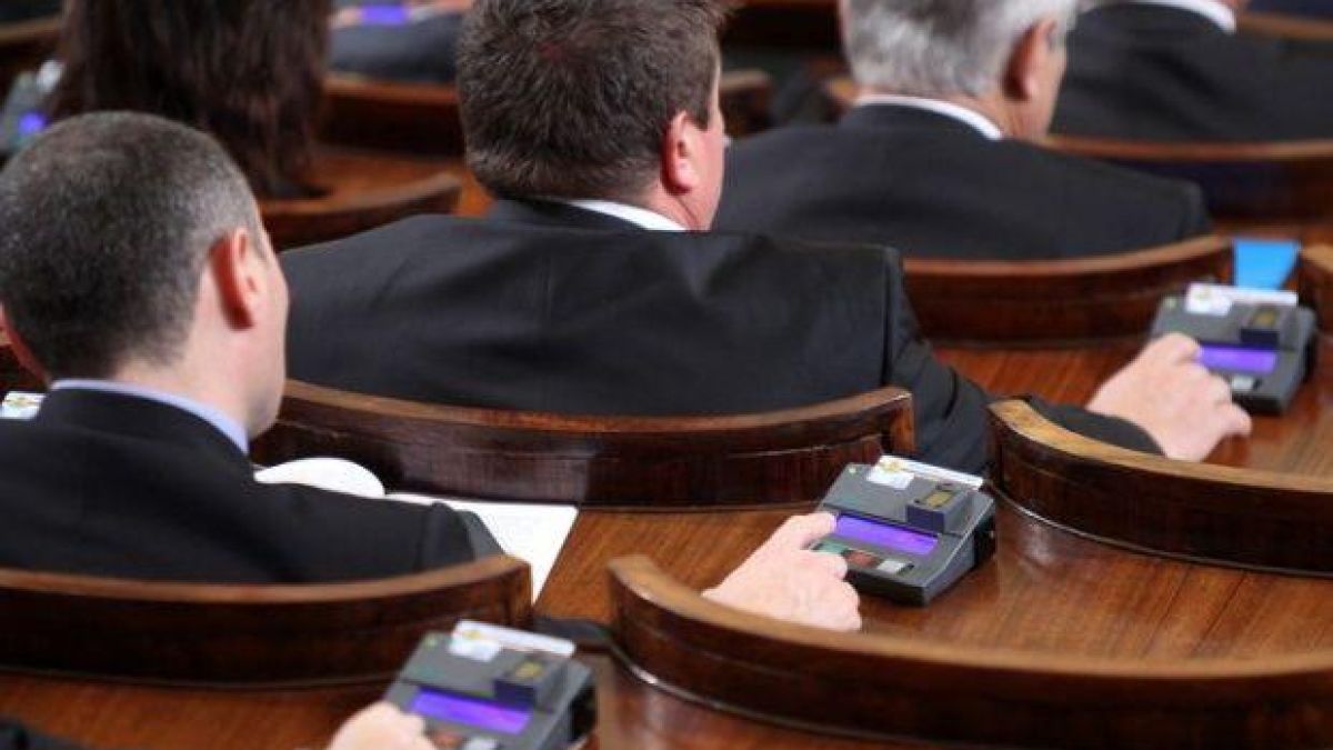 Депутатите решават за извънредния труд и преименуването на 24 май