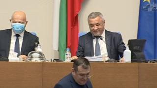 Гаф в парламента изби рибата, депутатите се заливат от смях