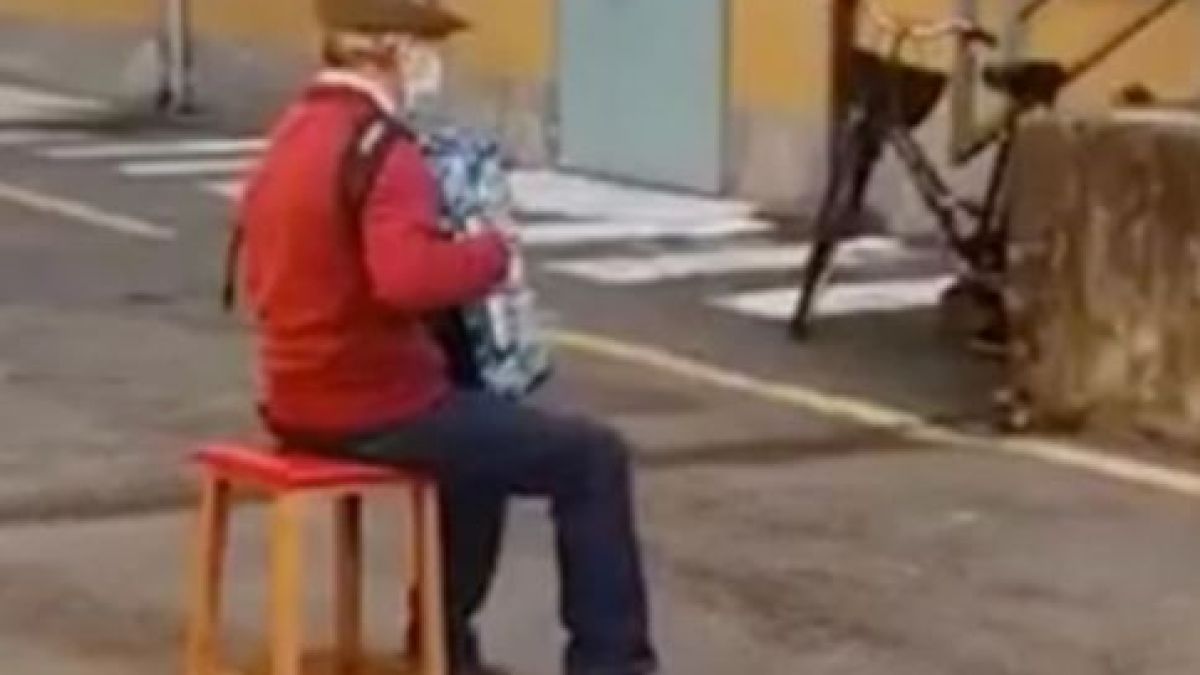 Италиански дядо ошашави всички с това, което направи за жена си пред болницата ВИДЕО