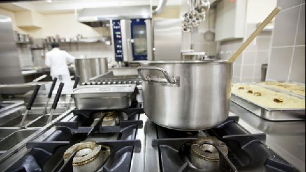 Открити са множество нарушения при фирми, осигуряващи храна на училища и ясли