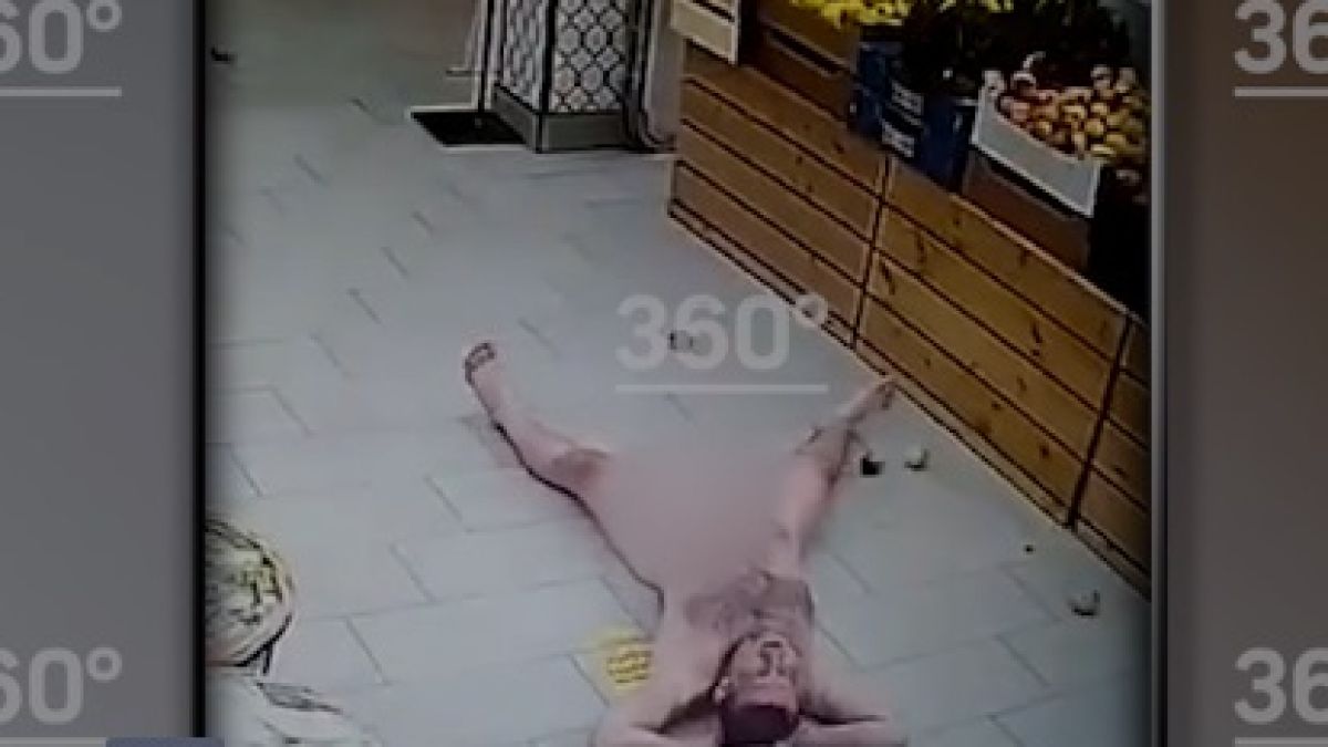 Скандално 18+ ВИДЕО: Чисто гол мъж нахлу в супермаркет, грабна плодове и ... 