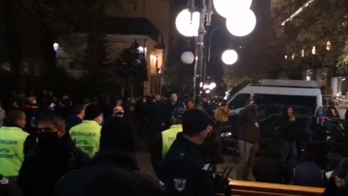 Протестъри се счепкаха пред БНТ заради Радев ВИДЕО
