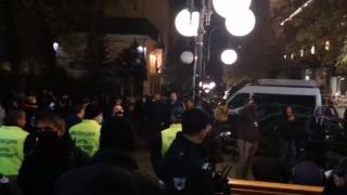Протестъри се счепкаха пред БНТ заради Радев ВИДЕО