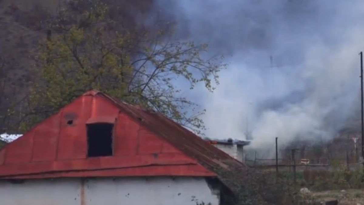 Покъртително ВИДЕО! Жители на Нагорни Карабах палят къщите си