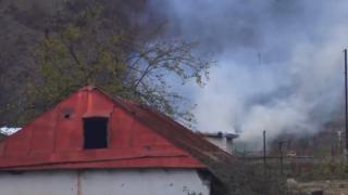 Покъртително ВИДЕО! Жители на Нагорни Карабах палят къщите си