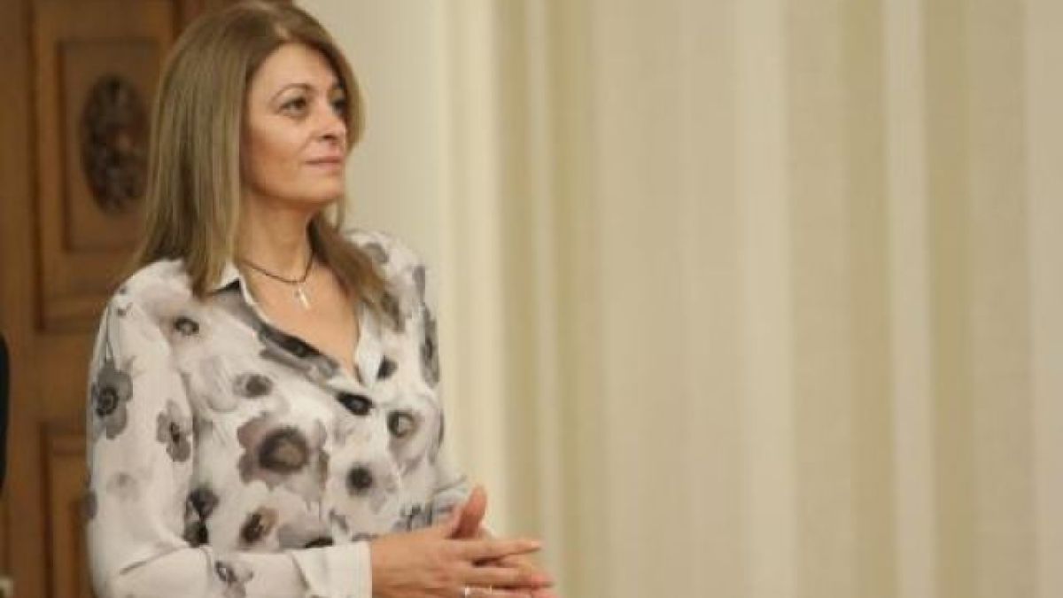 Деси Радева опровергала пред Сашо Диков медийни измишльотини за купони на президента с плеймейтки