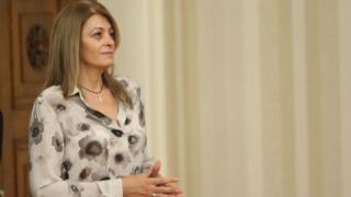 Деси Радева опровергала пред Сашо Диков медийни измишльотини за купони на президента с плеймейтки