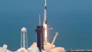 Първият космически кораб на SpaceX се отправи към МКС ВИДЕО