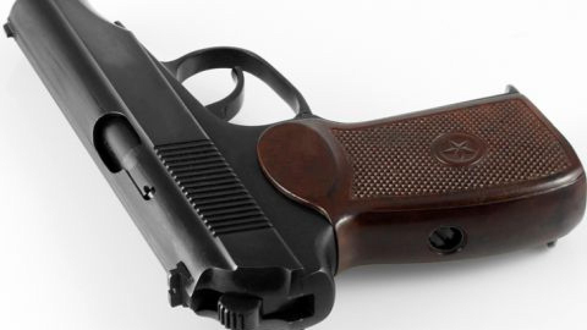 Мъж стреля с пистолет във Варна