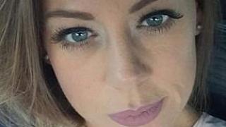 Британка "умря" на операционна маса, докато й помпат бюста, а седмици по-късно... СНИМКИ 