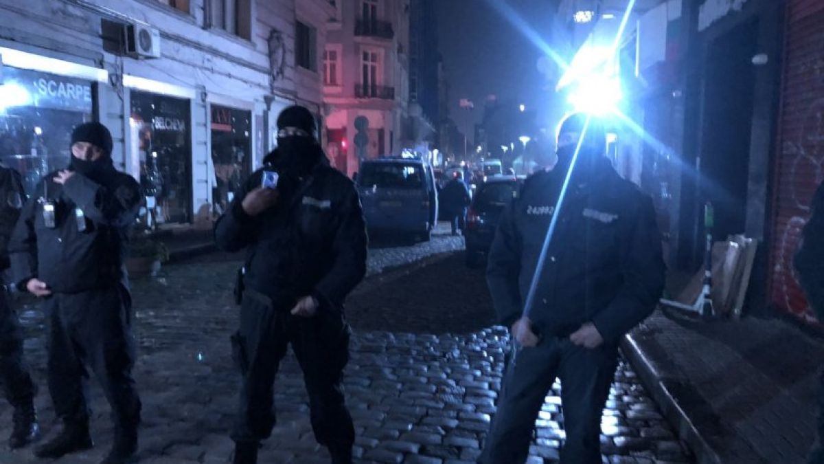 Екшън с протестиращи пред централата на ВМРО в София  СНИМКИ