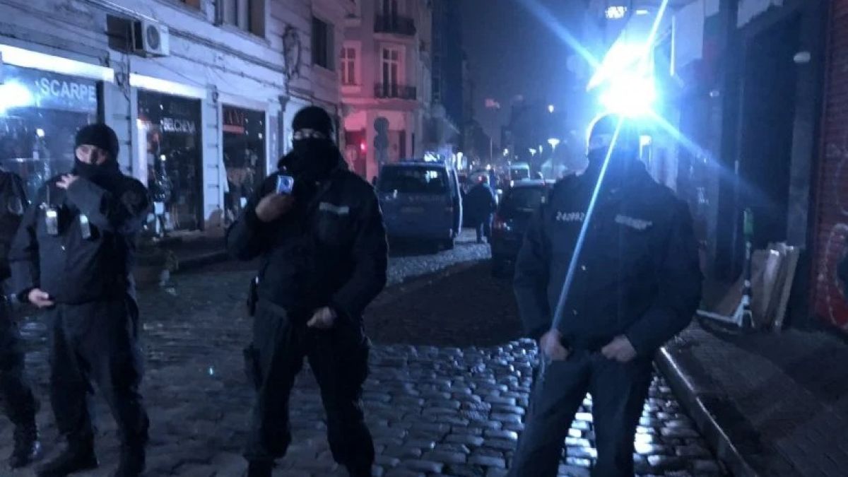 Обстрелвали сградата на ВМРО с пиратки, димки и бомби, извадили маркуч, с който... 