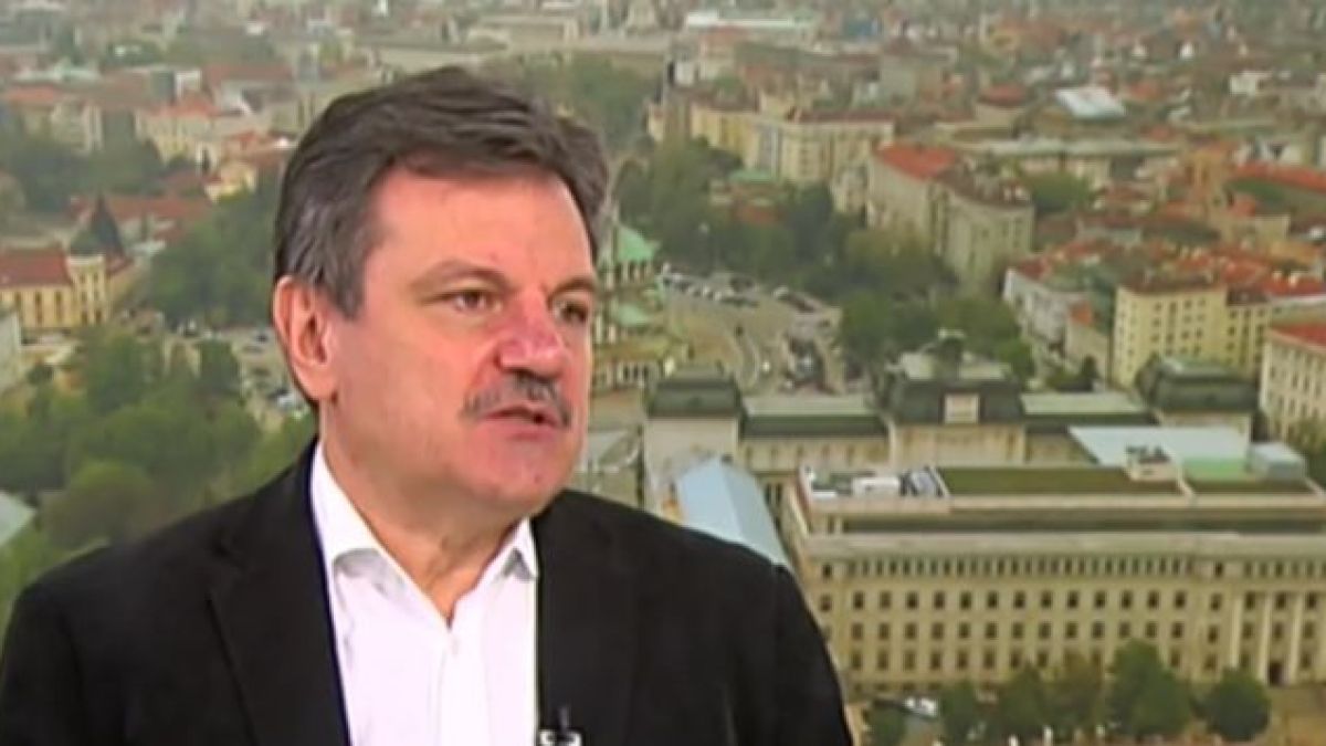 Д-р Симидчиев предупреди: Оцветяването в зелено и жълто на храчката е симптом на...