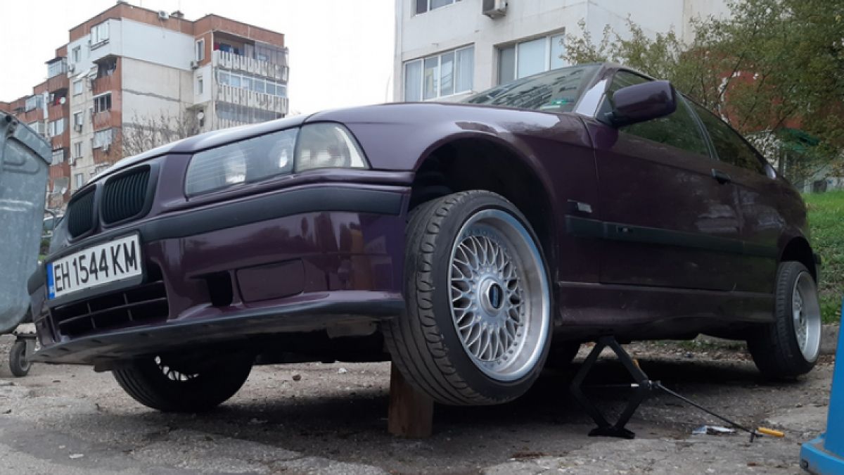 Крадци си набелязаха скъпарско БМВ в Плевен, но забравиха вътре... 