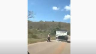 Шофьор на камион се гаври с мотоциклетист на пътя ВИДЕО