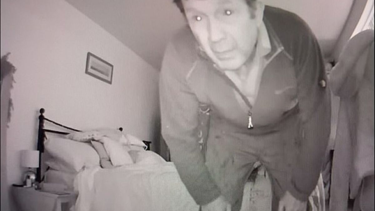 Камера засне какво прави извратен водопроводчик в дома на клиентка ВИДЕО