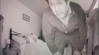 Камера засне какво прави извратен водопроводчик в дома на клиентка ВИДЕО