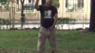 Протестърът Михаил, пикал върху трибагреника, се карантинира заради COVID-19
