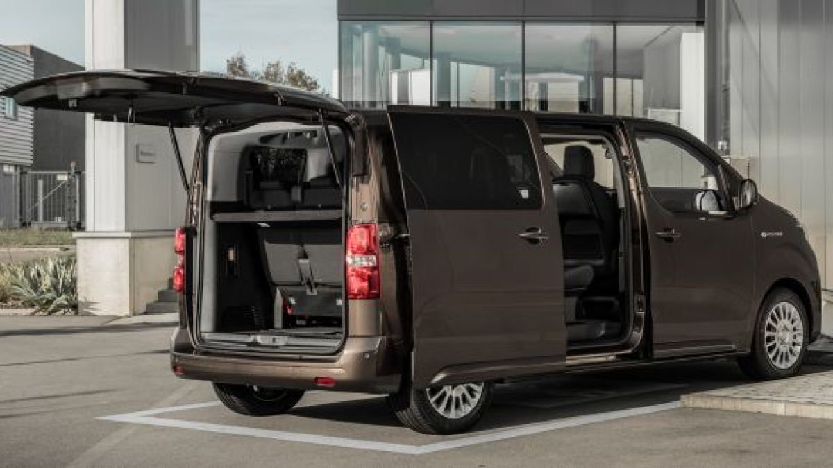 Toyota създаде практичен елавтомобил: 9 пътници и 330 км СНИМКИ