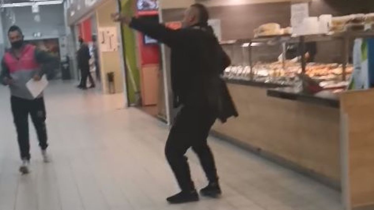 Мъж нахлу без маска в софийски хипермаркет, всички му се радват ВИДЕО 