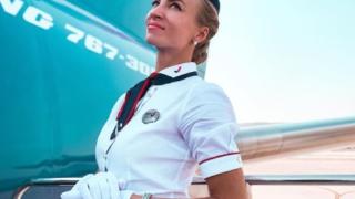 Красива стюардеса разкри шанса да оцелеем при пожар в самолета