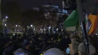 Напрежението ескалира: Протестиращите щурмуваха парламента и...