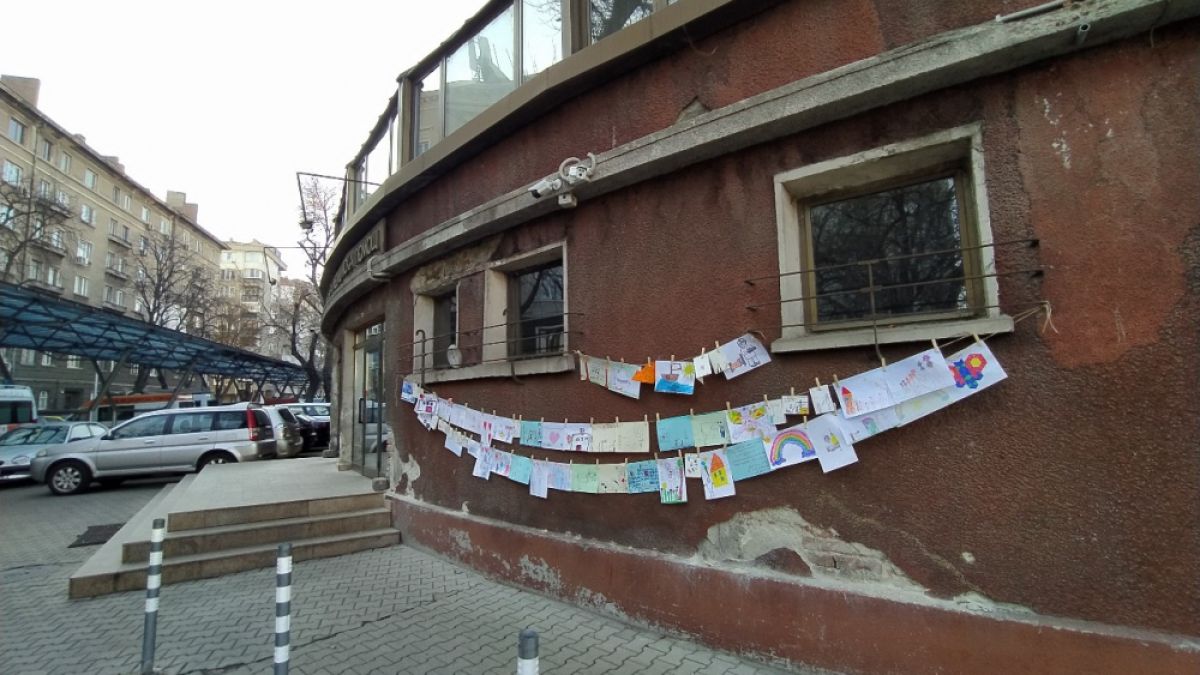 Фоторепортаж в БЛИЦ! Героите в бели престилки изгряха в детски рисунки